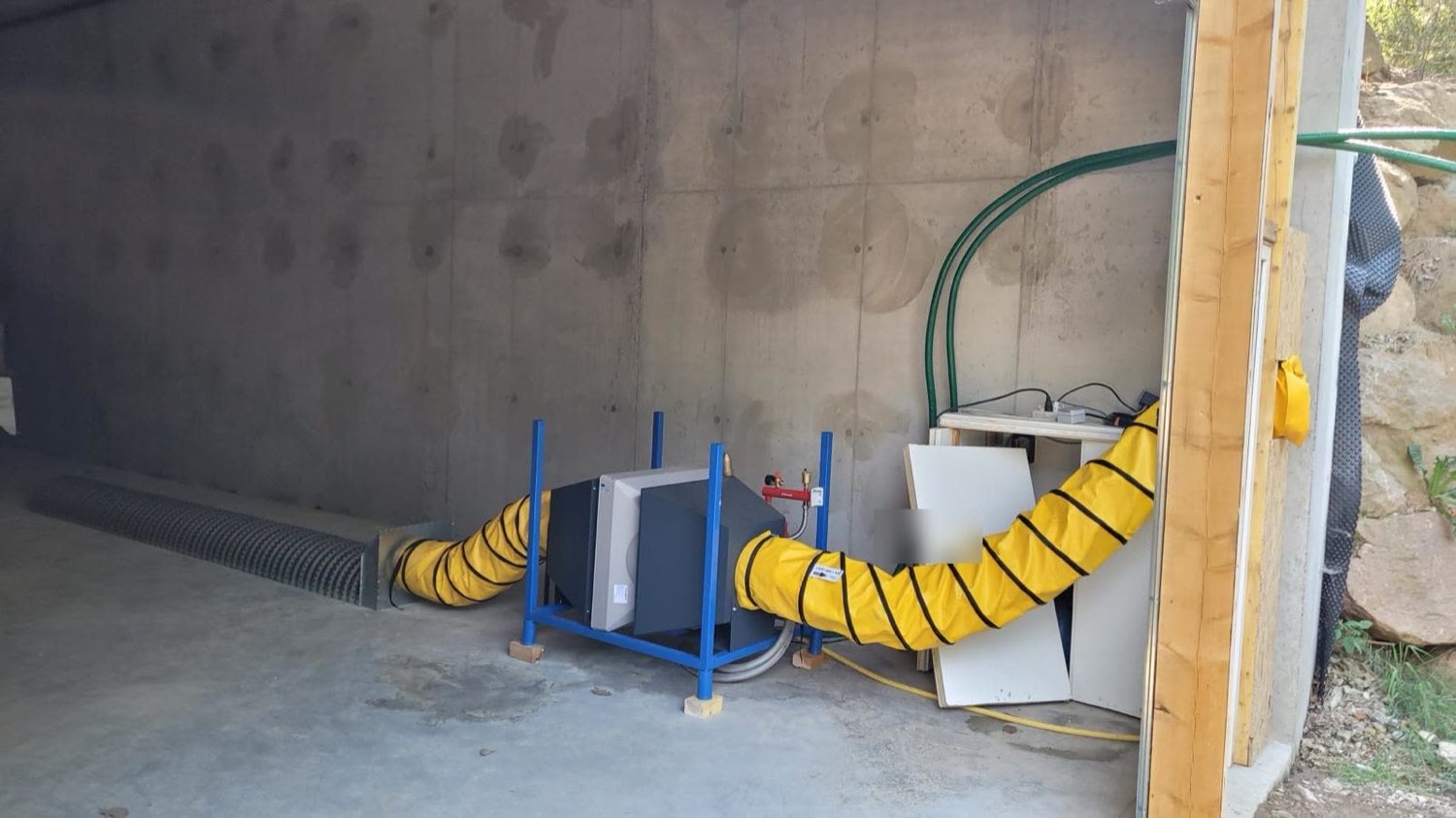 Intérieur du bâtiment : unité de soufflage et gaines distribuant l'air chaud